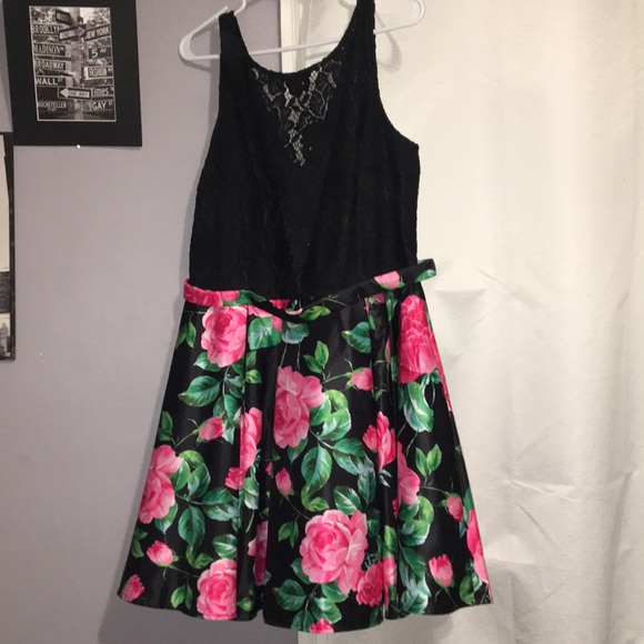 Prom dress, worn once - Picture 1 of 3